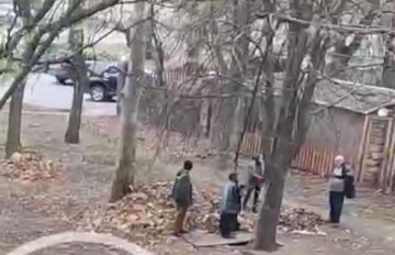 "Какая наглость": в Одессе коммунальщики накидали мусор с листьями под окнами дома, видео