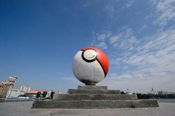 У Росії пофарбували пам’ятник у кольори пастки для покемонів (фото)
