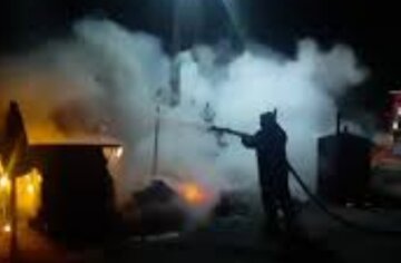 "Полночи ездили по дворам и тушили": в Киеве неадекват устроил поджоги в жилых дворах, видео