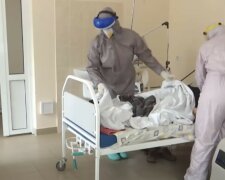 "В больнице круглосуточно": украинцам назвали зарплату медиков в ковидных отделениях