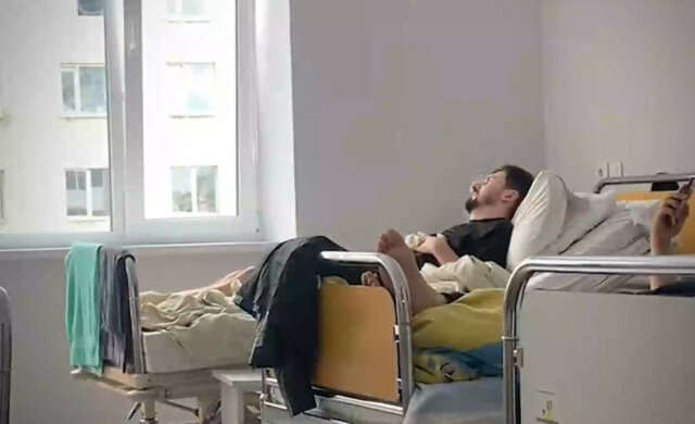 "Видел момент, когда мне отстрелило пальцы": украинский певец-волонтер попал под обстрел россиян