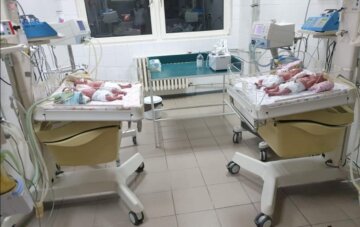 "Держись, папа": 20-летняя украинка родила четверых, кадры счастливой семьи
