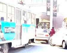 "Кондуктори б'ють по колесах": герой паркування паралізував рух трамваїв у Харкові, фото