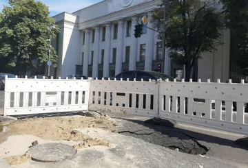 "Лівіше треба було": асфальт пішов під землю біля будівлі Верховної Ради, перші кадри