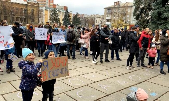 "Дистанционка" вывела из себя украинцев, люди вышли на улицы: кадры происходящего