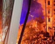 Россияне ударили ракетами по многоэтажке, все в огне, часть дома рухнула: "Тут спали дети!"