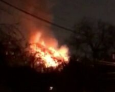 Масштабна пожежа в Києві: за заправкою видніється величезне полум'я і стовп густого диму, відео