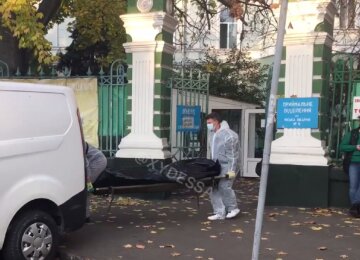 Тіла людей цілий день виносять з ковідної лікарні Одеси: очевидці зняли на відео
