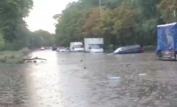 Молния попала в дом, вода доходит почти до крыш машин: кадры погодного апокалипсиса в Киеве