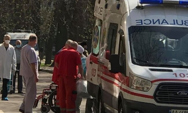 "Опіки та ампутація ніг": 18 швидких доставили поранених бійців з Донбасу, кадри