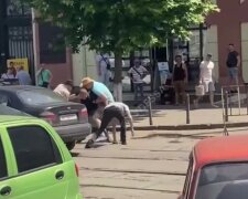 Побоїще влаштували біля одеського "Привозу", відео: "кинув пляшку в авто і..."