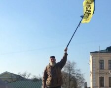 Пенсіонер з прапором України в центрі Харкова довів українців до сліз, відео: "шкода стареньких"