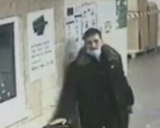 Киевлянин напал на женщину-контролера в метро: беспредел попал на видео