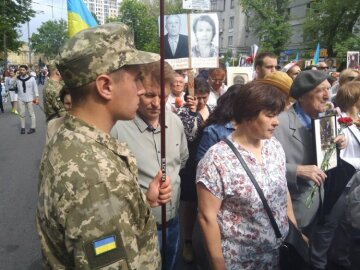 Атака на полицейских, столкновения и задержания: как проходит марш «Бессмертный полк» в Киеве
