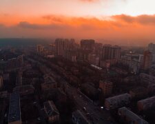 Фантастическое природное явление заметили в небе над Киевом: яркие кадры