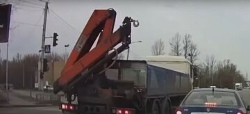 У Харкові вантажівка поїхала прямо на пішоходів на переході: момент потрапив на відео