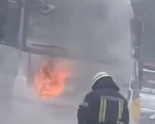 Під Харковом вантажівка загорілася під час руху: кадри і подробиці моторошної НП