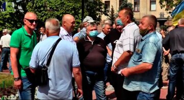 украинцы, на улице, в масках, лето, пенсионеры, пенсии