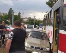 "Не пропустил": на Салтовке произошла  жуткая авария с трамваем, кадры с места
