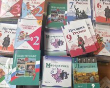 Купу підручників з рф знайшли в українській школі, фото: "Підписані так званим "головою військово-громадянської адміністрації"