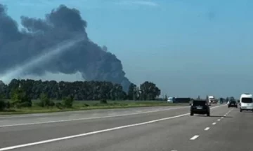 Новий ракетний удар: під Києвом чорний дим і багато вогню