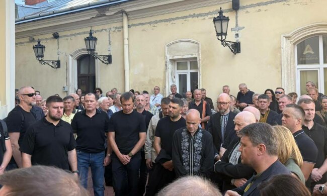 Другу добу до собору Святого Юра у Львові – нескінченний потік людей, які прийшли попрощатися з Андрієм Парубієм