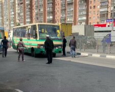 Пассажирам пришлось толкать автобус на фоне "успешного Харькова Кернеса": эпичное видео