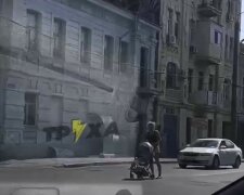 "Яжемать года": девушка с коляской гуляла по оживленный дороге в Харькове, видео