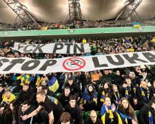 Вболівальники влаштували перформанс на матчі української збірної з плакатами проти путіна та лукашенка