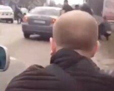 Серийный автоугонщик устроил переполох под Киевом, фото: "приставил пистолет к виску и..."