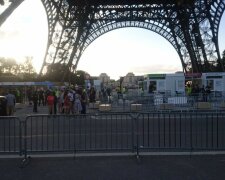 В Париже эвакуируют посетителей Эйфелевой башни (фото)