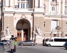 Вандалы устроили бесчинства перед Оперным театром в Одессе: кадры последствий