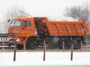 Праздники в Киеве пошли не по плану, снег везут грузовиками: видео облетело сеть