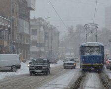 Авто на слизькій дорозі вилетіло на площу в Одесі: кадри жахливої ДТП
