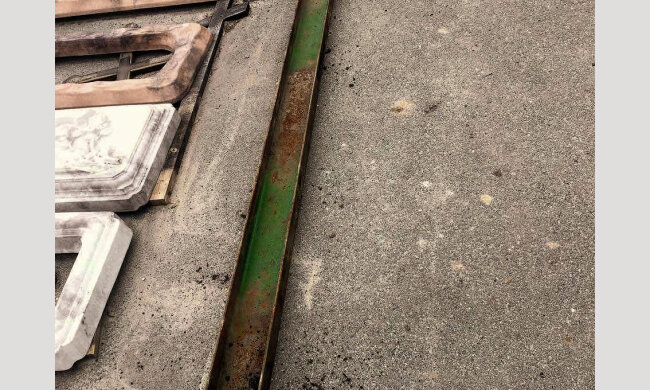 У Дніпрі вандал глумився над пам'ятниками на кладовищі: кадри свавілля