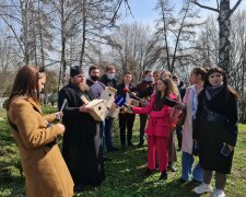 УПЦ к празднику Благовещения разместила скворечники в столичных парках