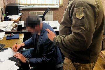 Более 2,6 млн "боевых" премий безосновательно перевели на счета: подробности новой циничной схемы