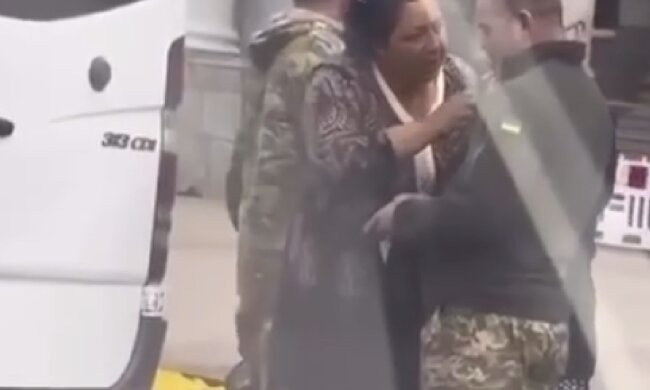 Ворожка "розвела" чоловіка у формі на гроші, відео: у справу втрутилася поліція