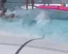 Трагедією обернулося свято біля басейну: людей засмоктало у величезну вирву, момент потрапив на відео