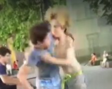 Підлітки влаштували жорсткі розбірки в центрі Одеси, відео: "Скейтбордом по голові"