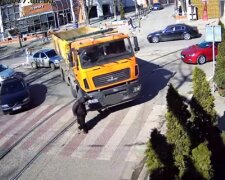 У центрі Одеси вантажівка збила стареньку з паличкою прямо на "зебрі": момент удару потрапив на відео