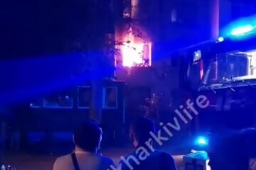 У Харкові спалахнула пожежа в гуртожитку, евакуювали десятки людей: фото і деталі НП