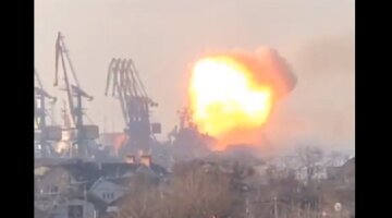 "Шли на Одессу, убежали в Бердянск": огромный корабль РФ в один миг превратился в пепел