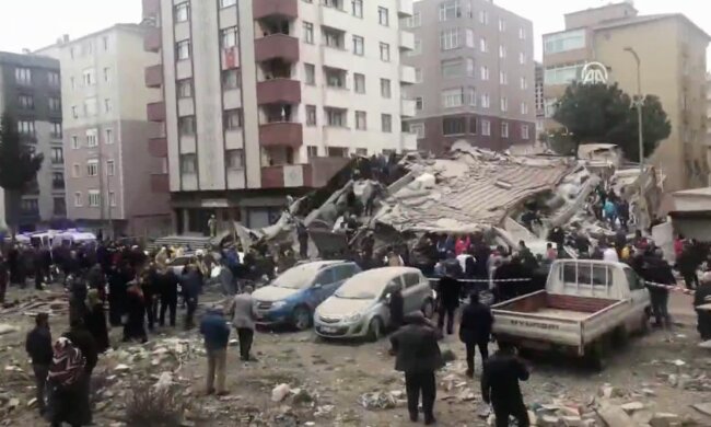 Обвалення багатоповерхівки в Стамбулі: стіни падали прямо на людей, відео