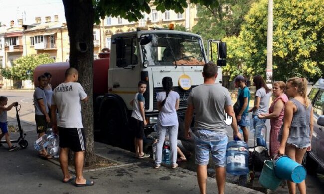 Отключение воды обернулось коллапсом в Одессе, жители в гневе: "Это безобразие", видео