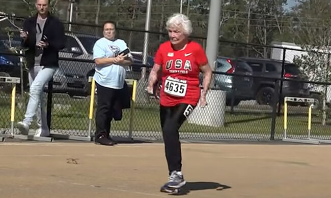 105-летняя спортсменка установила невероятный рекорд, видео: самая быстрая бегунья мира