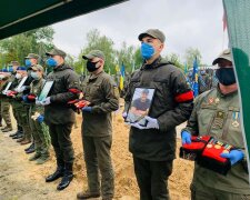 «Будут лежать рядом»: Украина попрощалась с расстрелянными на Житомирщине воинами, кадры
