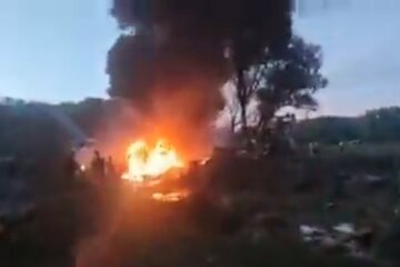 Мог упасть на жилые дома: момент крушения военного самолета в рф попал на видео