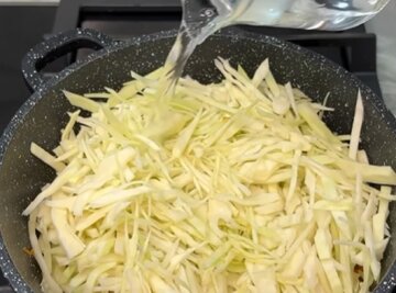 Соковита і ніжна: кулінар поділилася своїм найкращим рецептом тушкованої капусти