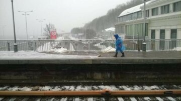 киев метро снег зима